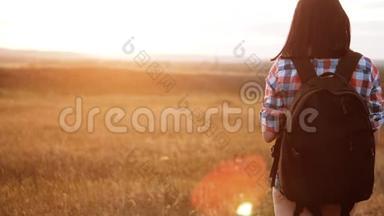 hipsterhiker的剪影女孩走着流浪的背包在手机上搜索位置导航